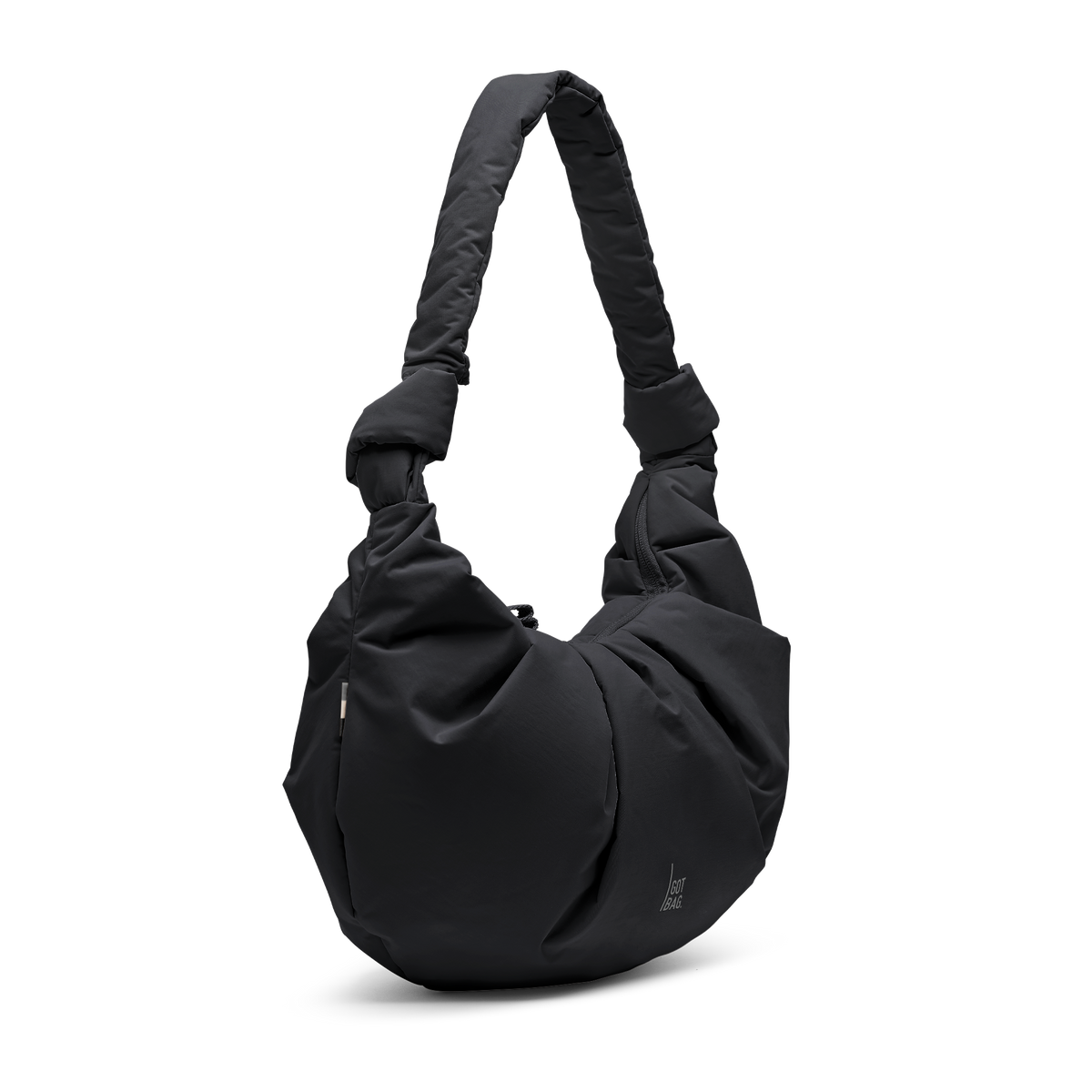PLEAT MOON BAG LARGE Tasche in black (Schwarz) in diagonaler Ansicht.
