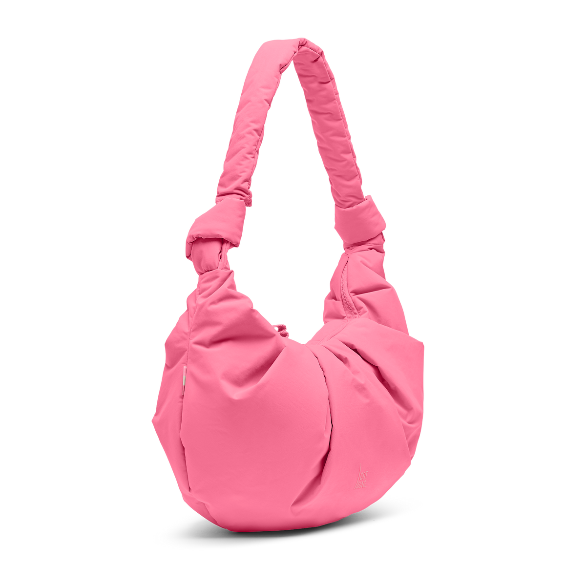 PLEAT MOON BAG LARGE Tasche in salina pink (leuchtendes Pink) als Studioaufnahme in diagonaler Frontansicht.