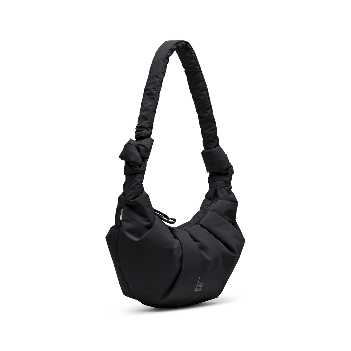 PLEAT MOON BAG SMALL Tasche in black (Schwarz) als Studioaufnahme in diagonaler Ansicht.