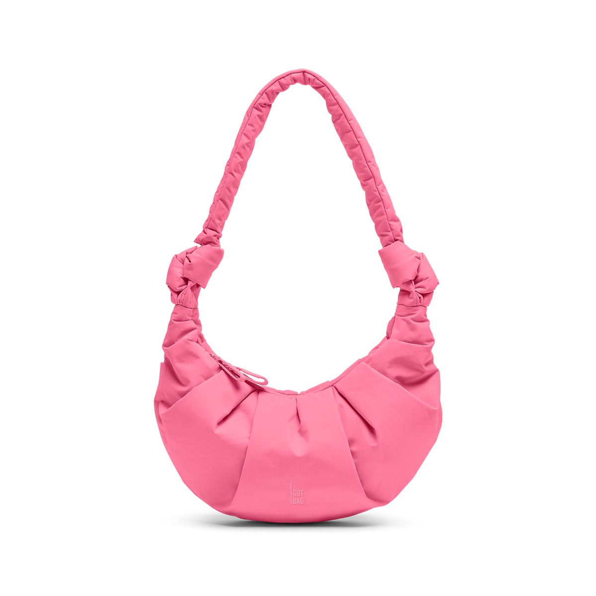 PLEAT MOON BAG SMALL Tasche in salina pink (leuchtendes Pink) als Studioaufnahme in Frontansicht.