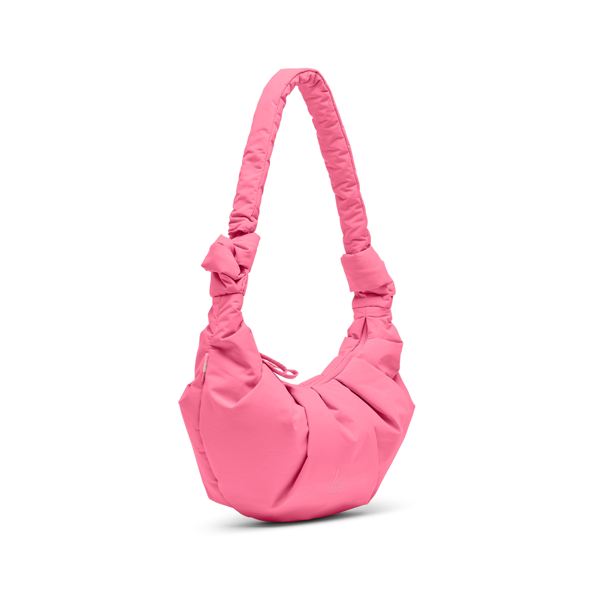 PLEAT MOON BAG SMALL Tasche in salina pink (leuchtendes Pink) als Studioaufnahme in diagonaler Ansicht.
