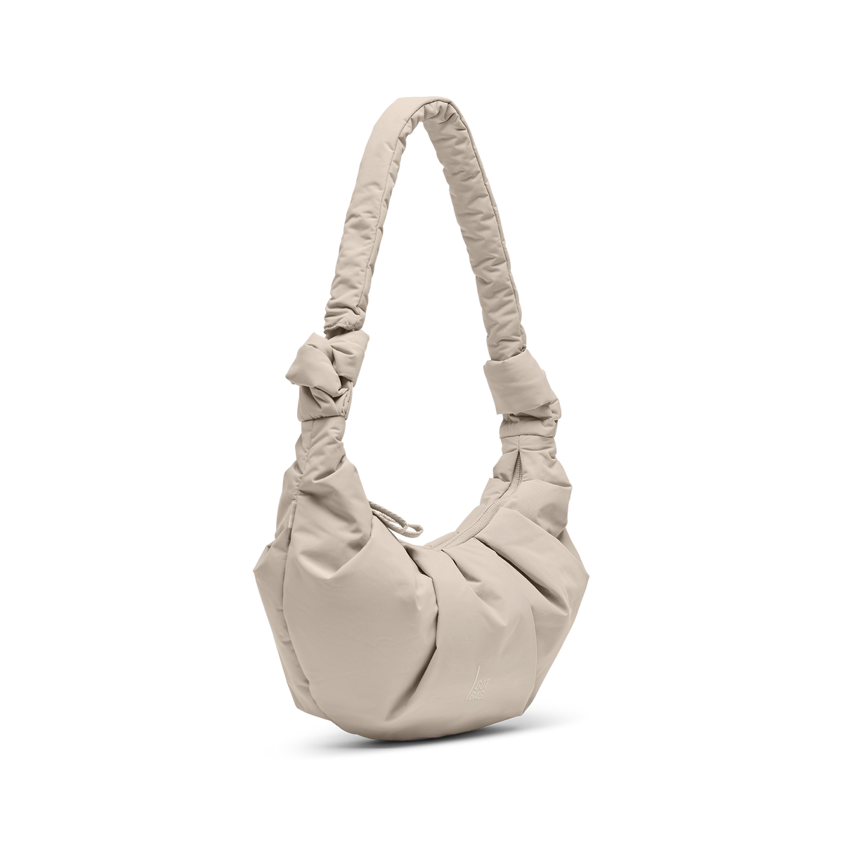PLEAT MOON BAG SMALL Tasche in scallop (helles Beige) als Studioaufnahme in diagonaler Ansicht.