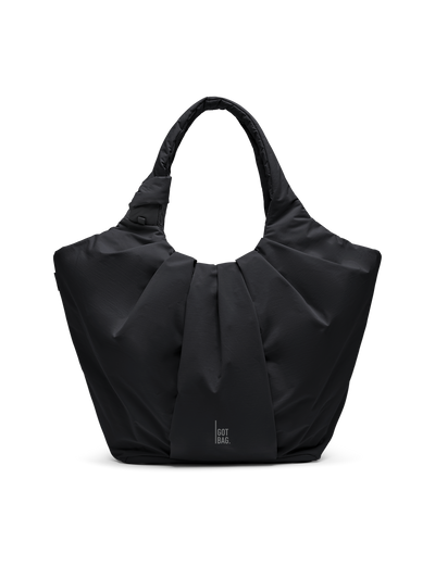 PLEAT TOTE BAG Tasche in black (Schwarz) als Studioaufnahme in Frontansicht.