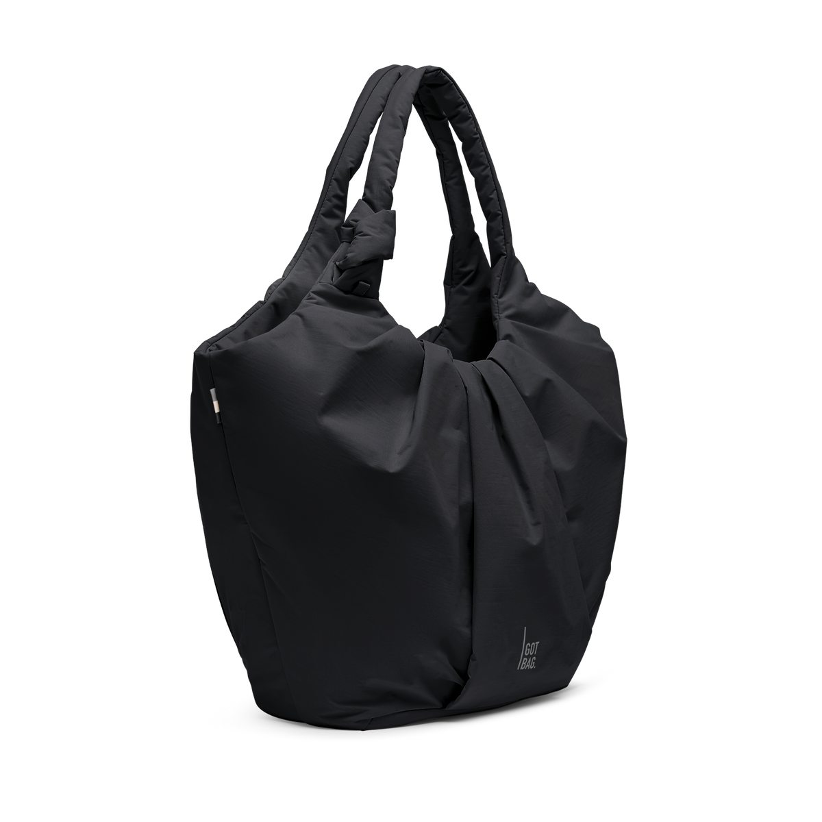 PLEAT TOTE BAG Tasche in black (Schwarz) in diagonaler Ansicht.