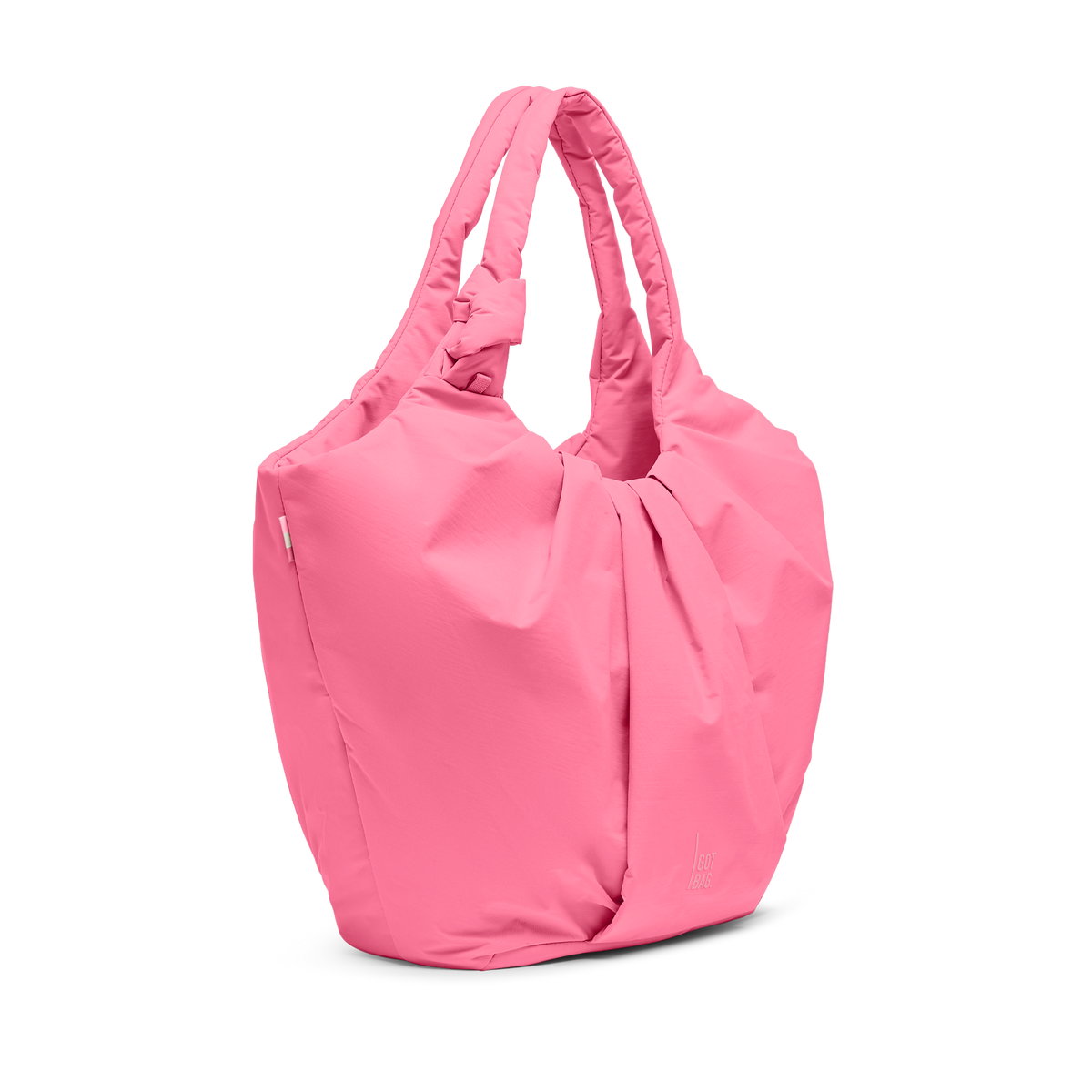 PLEAT TOTE BAG Tasche in salina pink (leuchtendes Pink) als Studioaufnahme in diagonaler Ansicht.