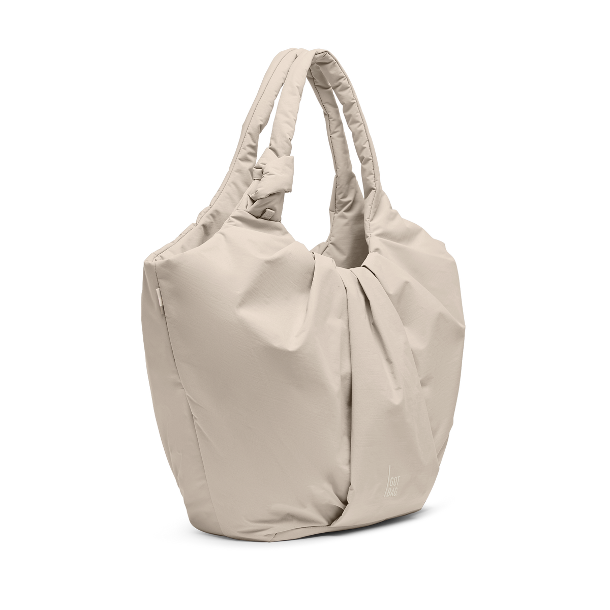 PLEAT TOTE BAG Tasche in scallop (helles Beige) in diagonaler Ansicht.