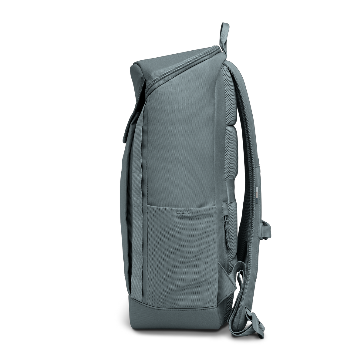 PRO PACK Rucksack in basalt (graues Eisblau) als Studioaufnahme in Seitenansicht.