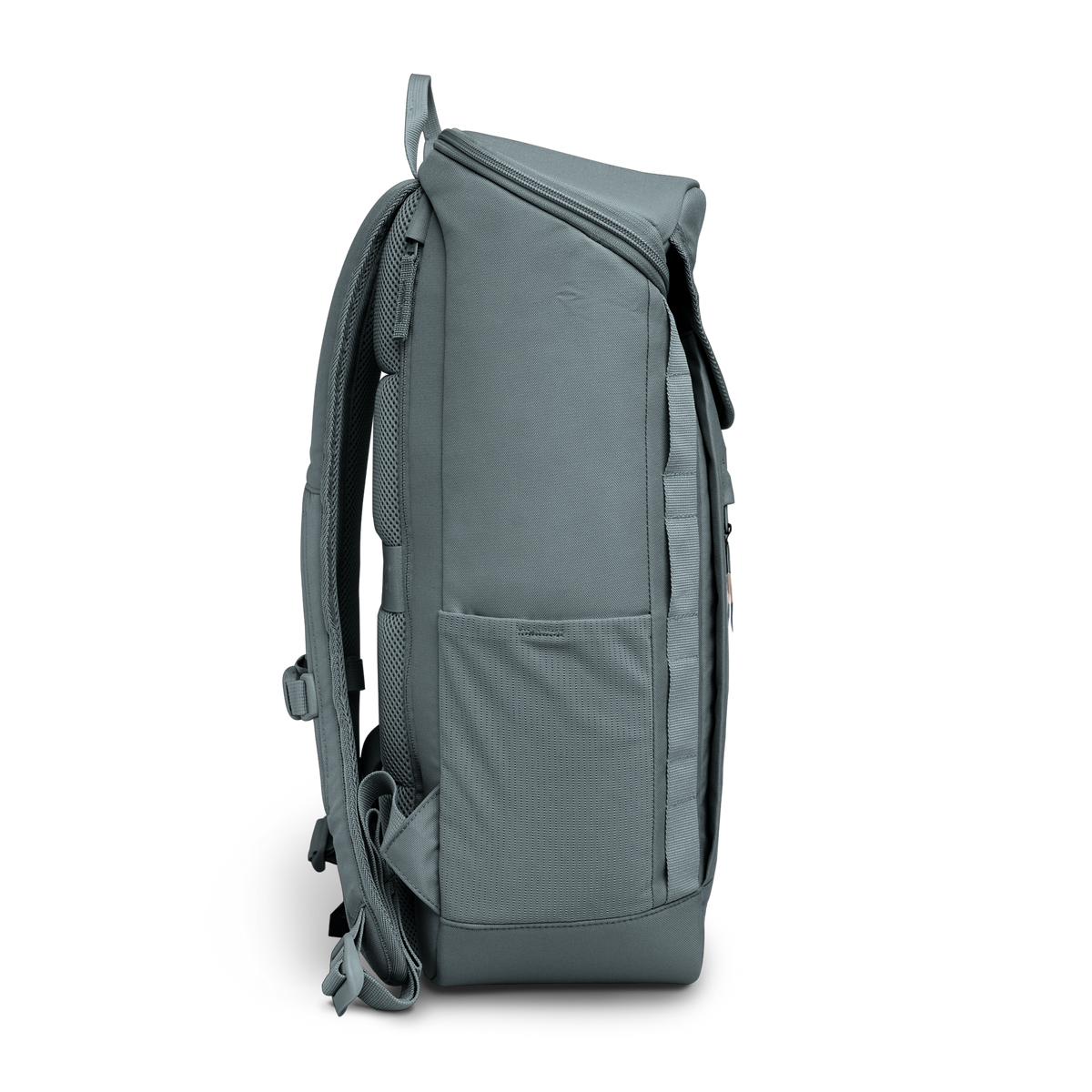 PRO PACK Rucksack in basalt (graues Eisblau) als Studioaufnahme in Seitenansicht.