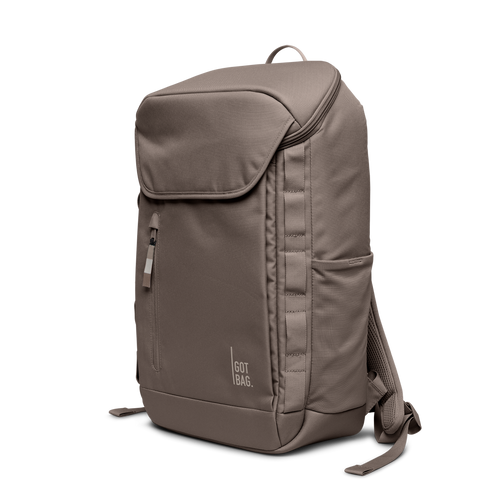 PRO PACK Rucksack in oyster (klassisches Taupe-Braun) in diagonaler Seitenansicht.