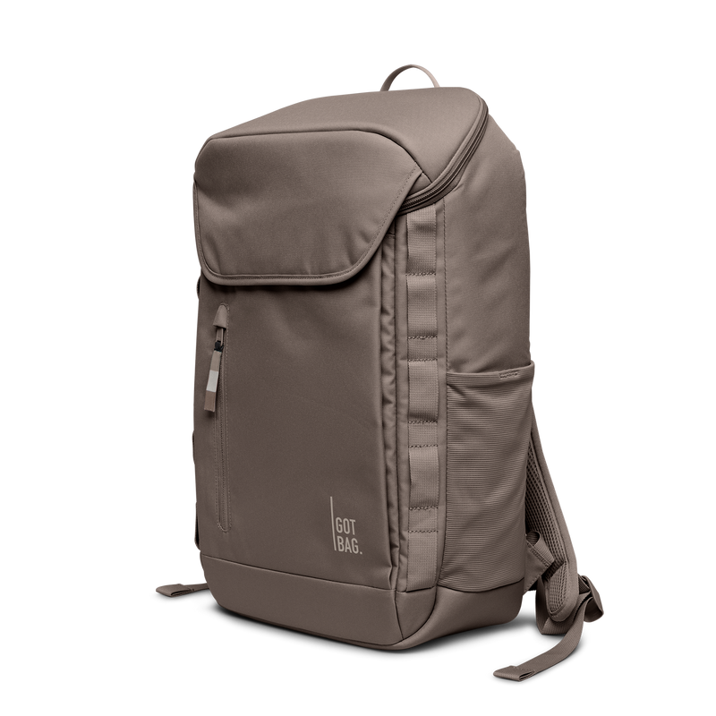 PRO PACK Rucksack in oyster (klassisches Taupe-Braun) in diagonaler Seitenansicht.