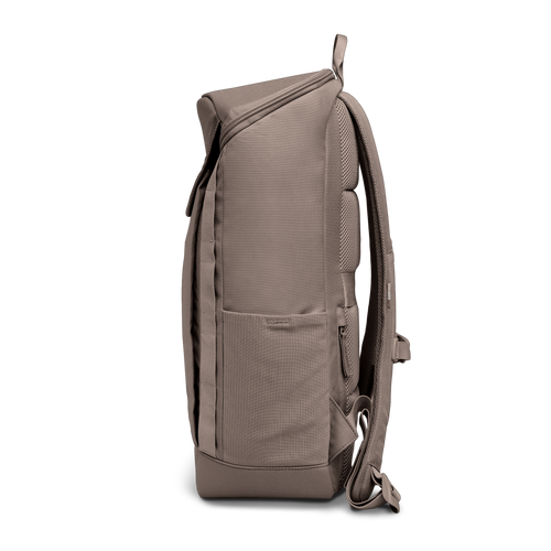 PRO PACK Rucksack in oyster (klassisches Taupe-Braun) als Studioaufnahme in Seitenansicht.