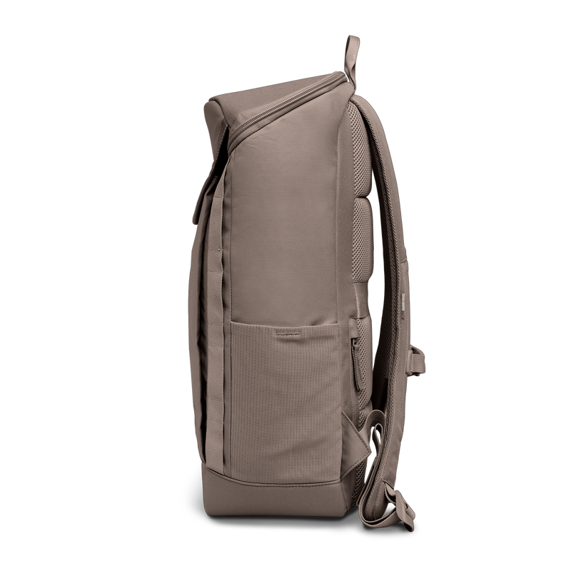 PRO PACK Rucksack in oyster (klassisches Taupe-Braun) als Studioaufnahme in Seitenansicht.