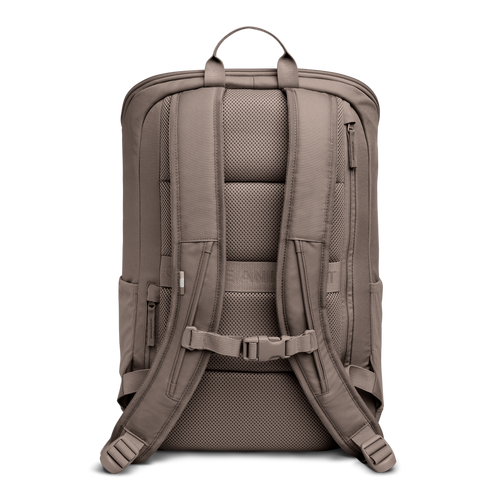 PRO PACK Rucksack in oyster (klassisches Taupe-Braun) als Studioaufnahme in Rückansicht.