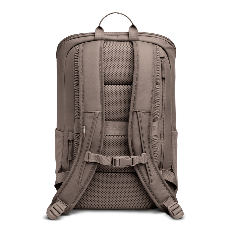 PRO PACK Rucksack in oyster (klassisches Taupe-Braun) als Studioaufnahme in Rückansicht.