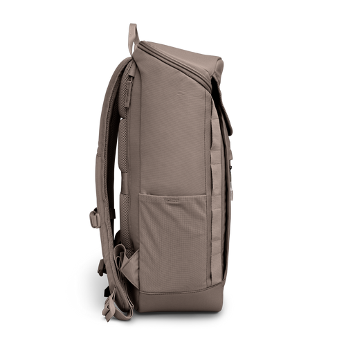 PRO PACK Rucksack in oyster (klassisches Taupe-Braun) in Seitenansicht.