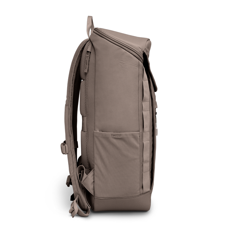 PRO PACK Rucksack in oyster (klassisches Taupe-Braun) in Seitenansicht.