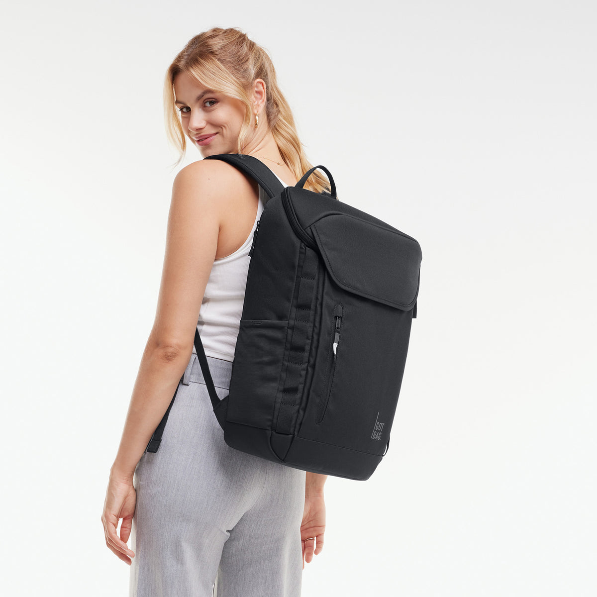 PRO PACK Rucksack in black (Schwarz) von einer Frau auf dem Rücken getragen.