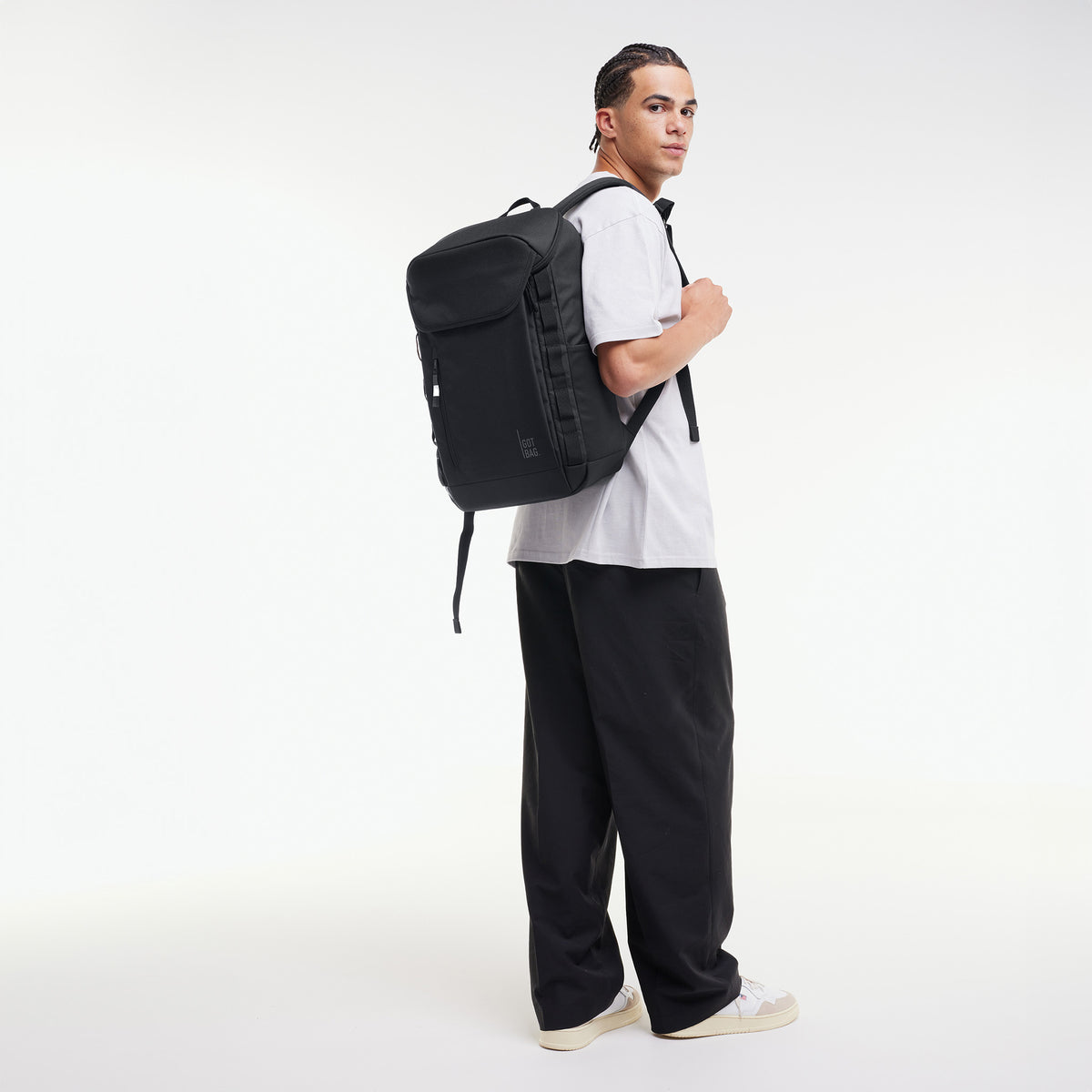 PRO PACK Rucksack in black (Schwarz) von einem Mann auf dem Rücken getragen, blickt über die Schulter.