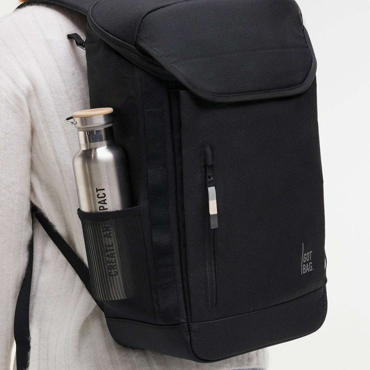 PRO PACK Rucksack in black (Schwarz) von einer Person auf dem Rücken getragen.
