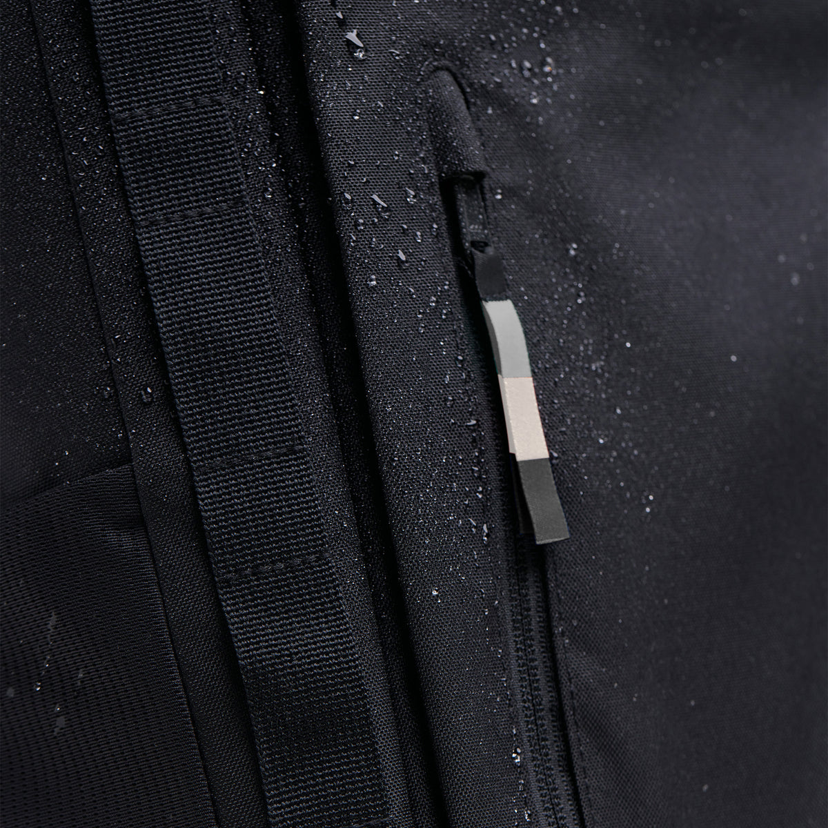 PRO PACK Rucksack in black (Schwarz) mit Wassertropfen auf wasserabweisendem Stoff.