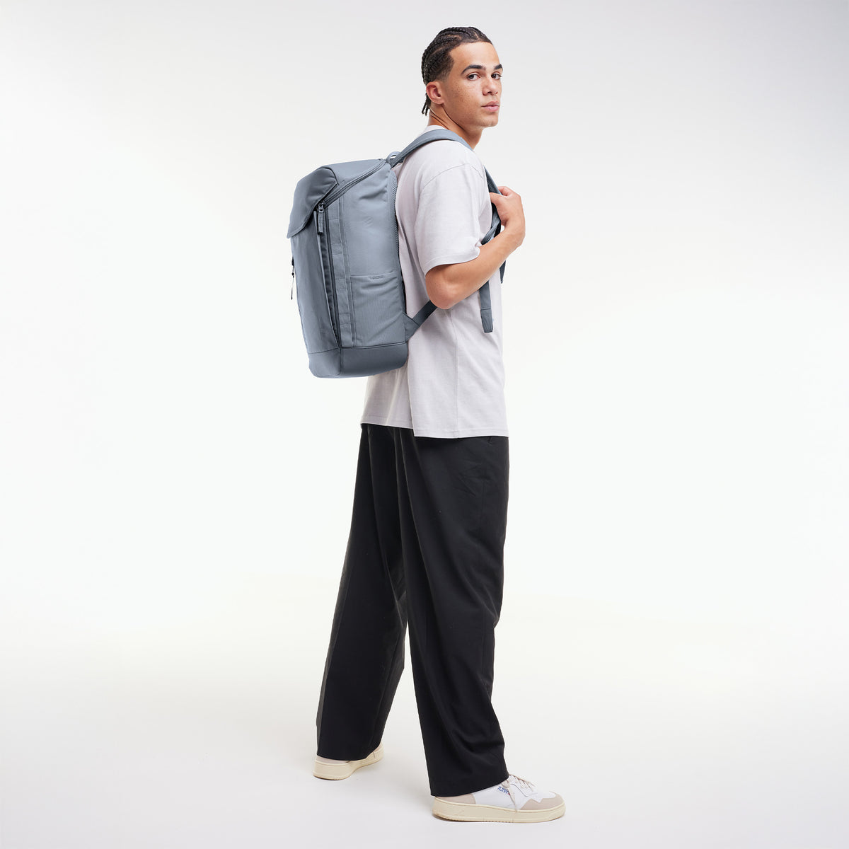 PRO PACK Rucksack in marlin (grau-blau) von einem Mann als Rucksack auf dem Rücken getragen.