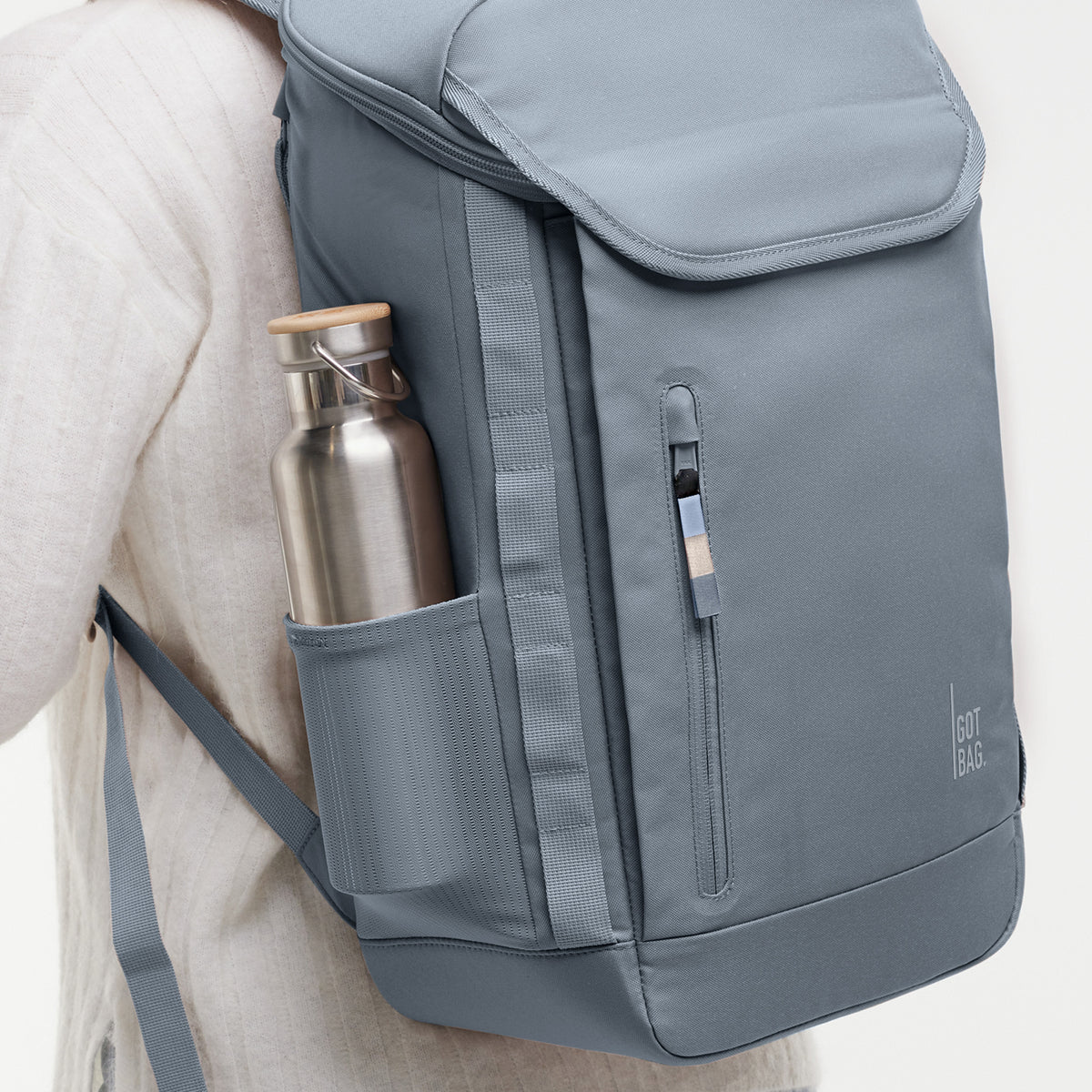PRO PACK Rucksack in marlin (grau-blau) von einer Person auf dem Rücken getragen.