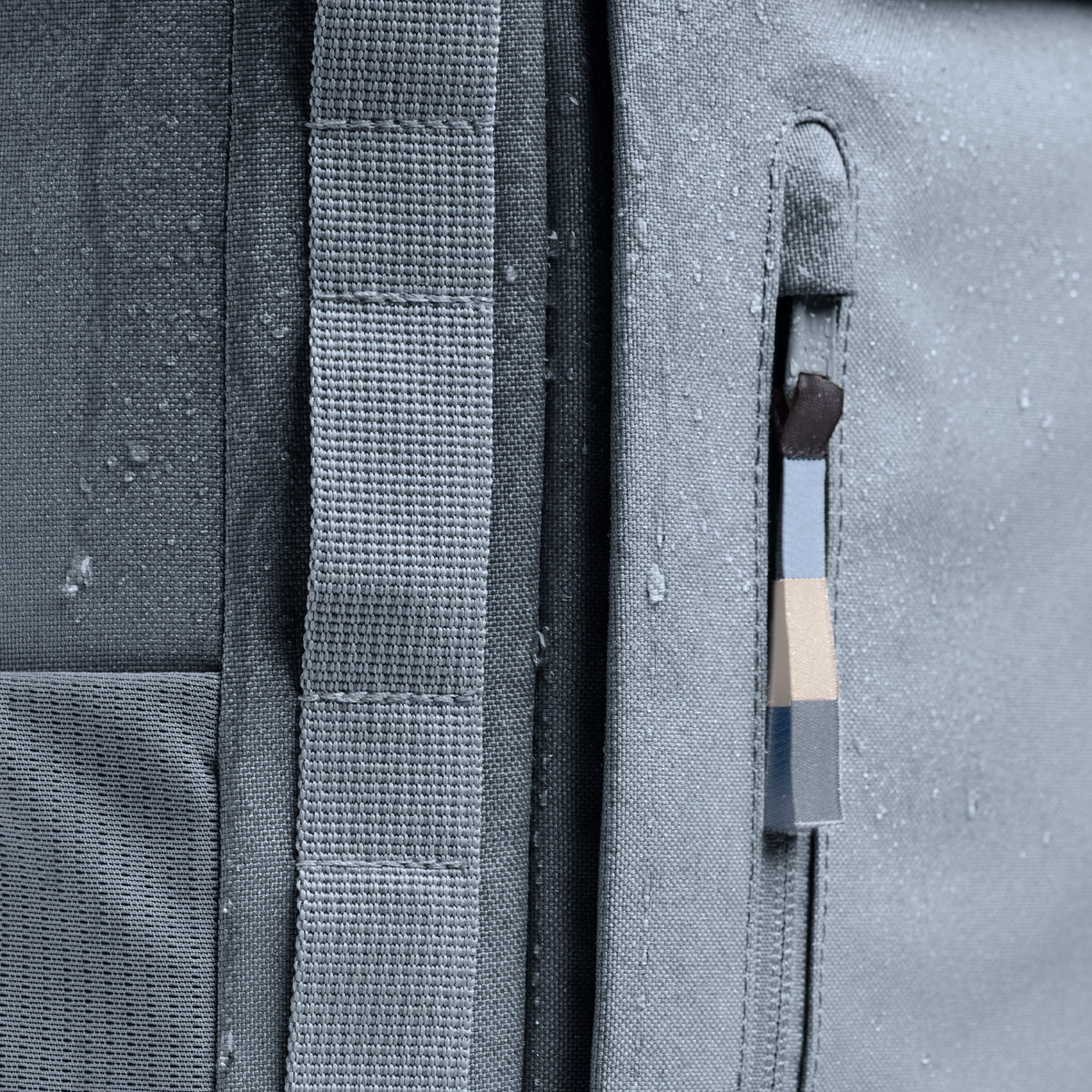 PRO PACK Rucksack in marlin (grau-blau) als Detailaufnahme mit Wassertropfen auf dem Material.