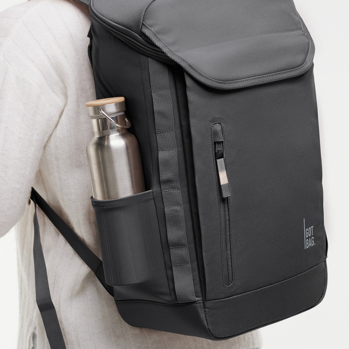PRO PACK Rucksack in shark (Dunkelgrau) von einer Frau als Rucksack auf dem Rücken getragen.