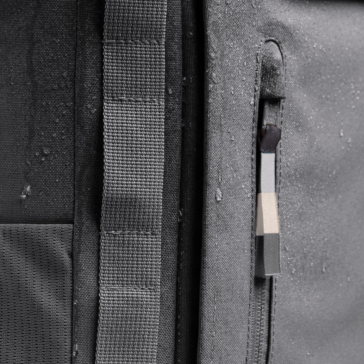 Detailansicht des PRO PACK Rucksack in shark (Dunkelgrau) mit Wassertropfen und Reißverschluss.