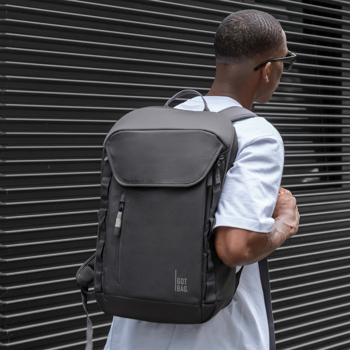 PRO PACK Rucksack in shark (Dunkelgrau) von einem Mann auf dem Rücken getragen.