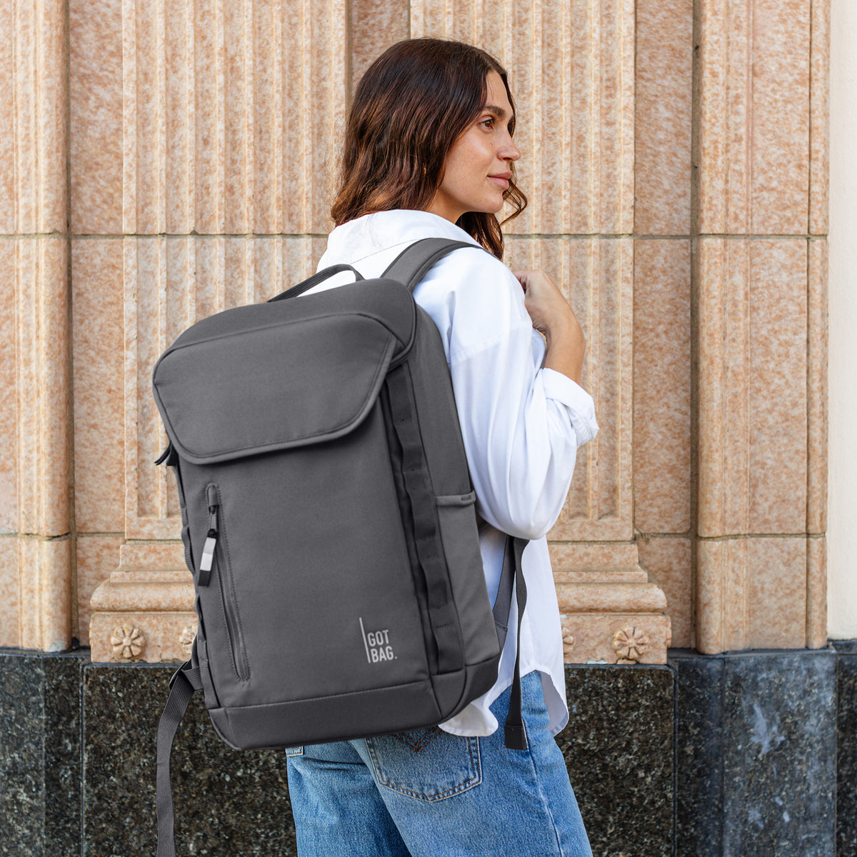 PRO PACK Rucksack in shark (Dunkelgrau) von einer Frau auf dem Rücken getragen.