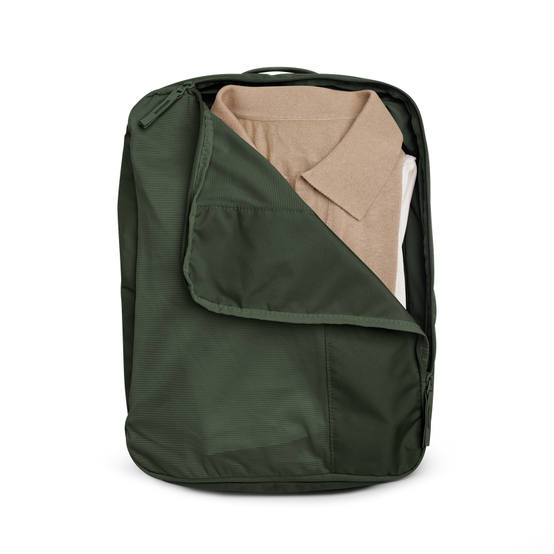 PRO PACK TRAVEL Accessoires in algae (Dunkelgrün mit Graustich) als offener Packwürfel mit Kleidung.