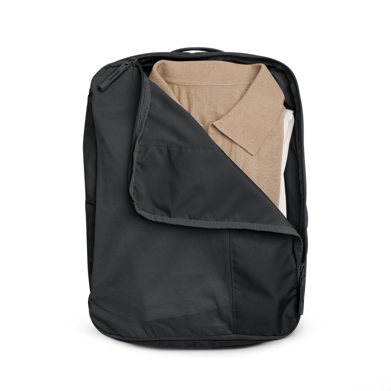 PRO PACK TRAVEL Accessoires in black (Schwarz), geöffnet und mit gefalteter Kleidung gefüllt.