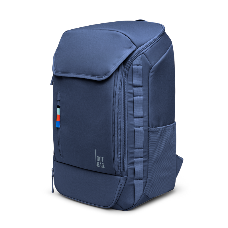 PRO PACK TRAVEL Rucksack in ocean blue (Marineblau) als Studioaufnahme in diagonaler Frontansicht.