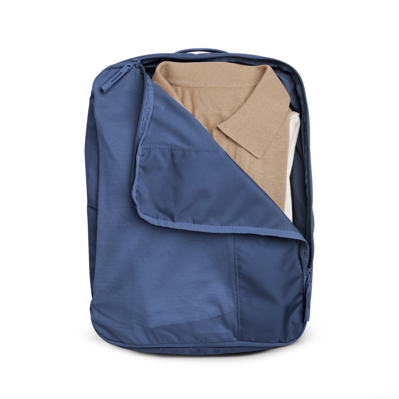 PRO PACK TRAVEL Accessoire in ocean blue (Marineblau) von vorne, geöffnet mit Kleidung.