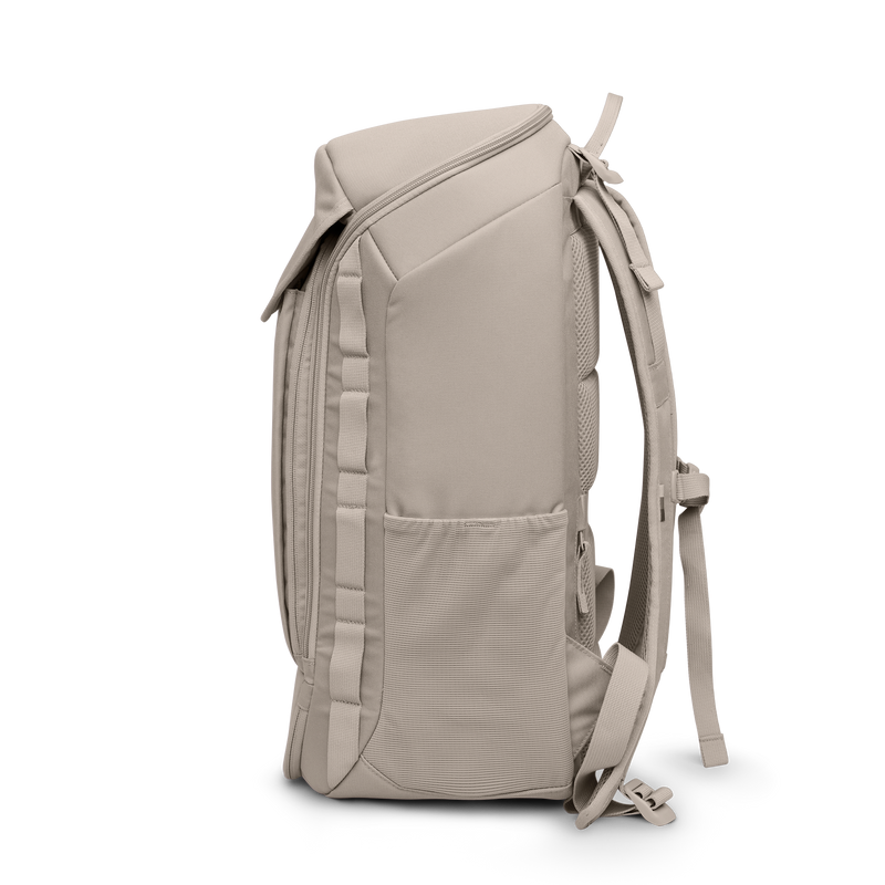 PRO PACK TRAVEL Rucksack in scallop (helles Beige) als Studioaufnahme in Seitenansicht.
