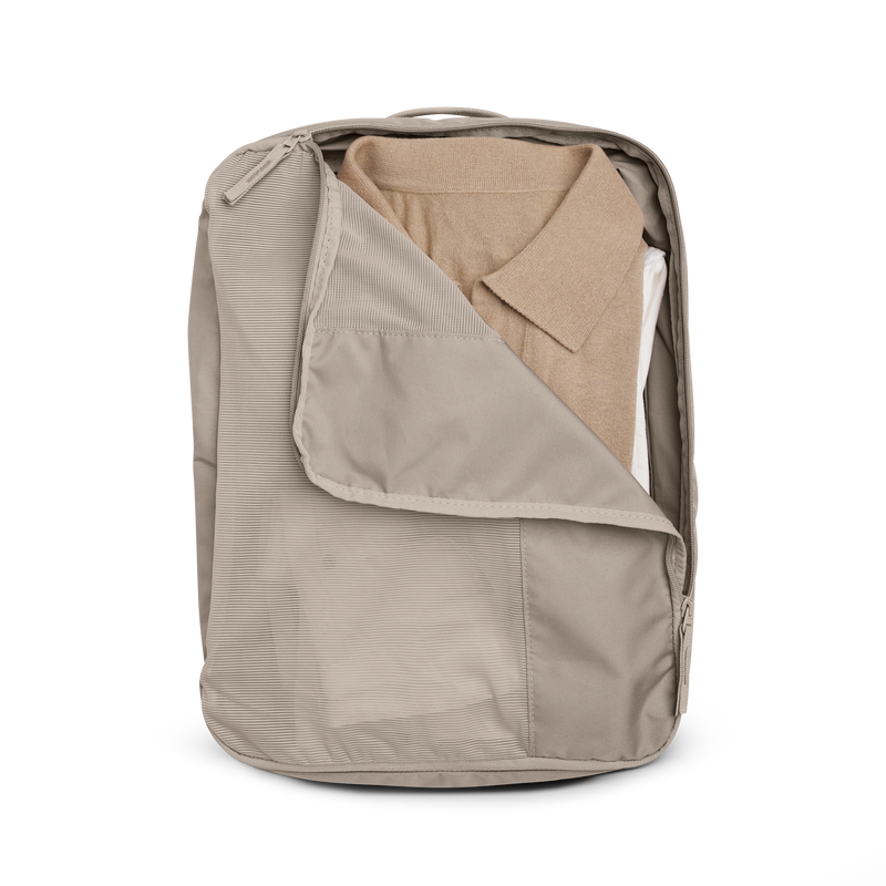 PRO PACK TRAVEL Accessoire in scallop (helles Beige), geöffnet mit gefalteter Kleidung darin.
