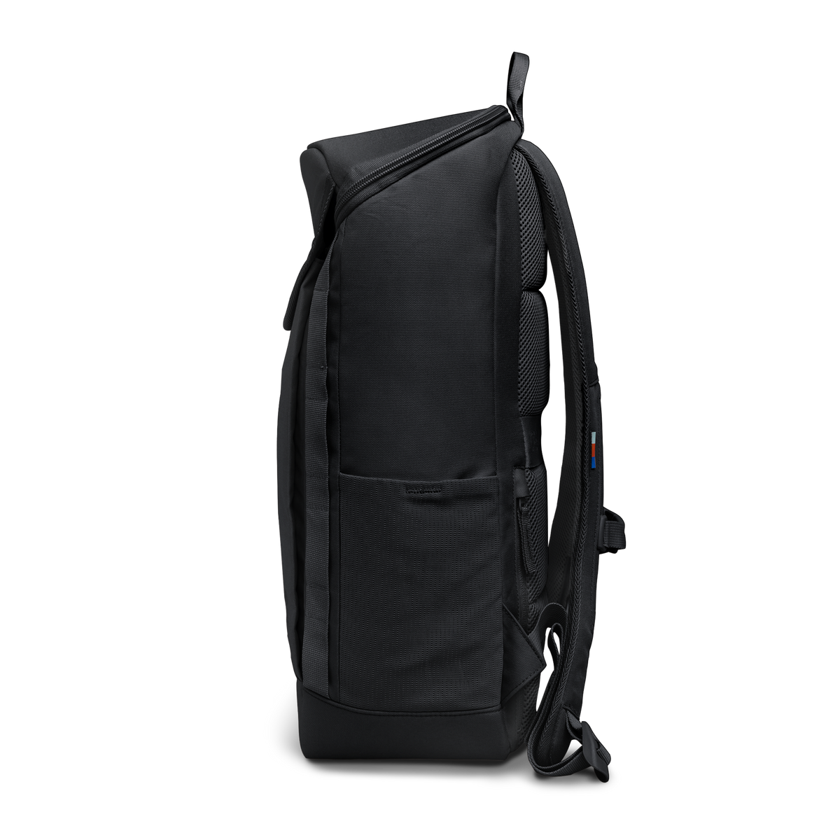 PRO PACK Rucksack in black (Schwarz) als Studioaufnahme in Seitenansicht.