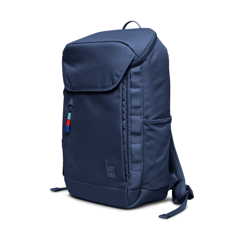 PRO PACK Rucksack in deep ocean (dunkles Marineblau) in diagonaler Ansicht.