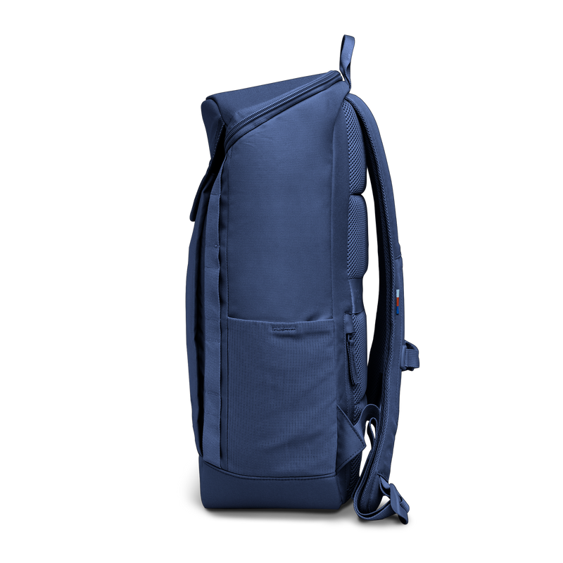 PRO PACK Rucksack in deep ocean (dunkles Marineblau) als Studioaufnahme in Seitenansicht.