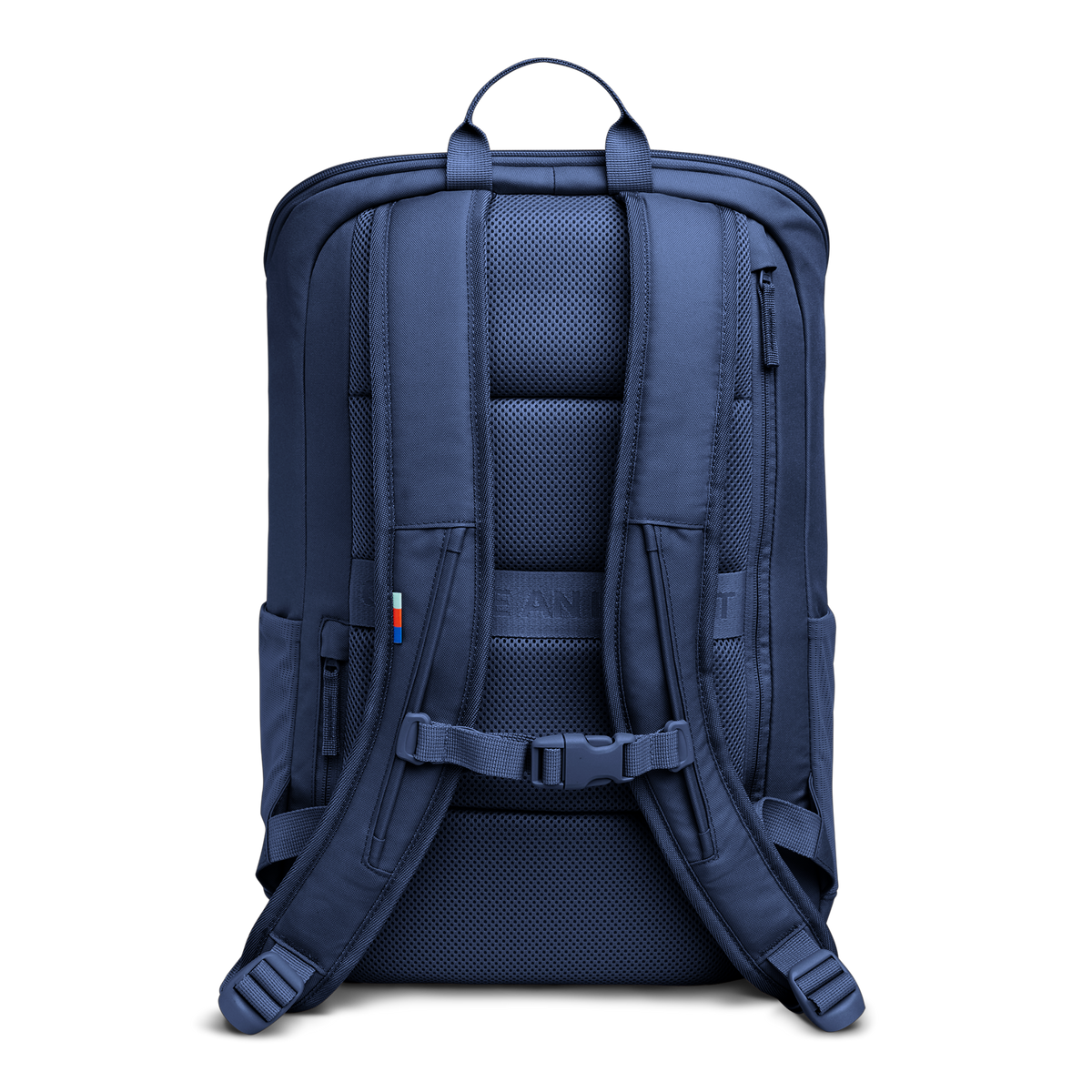 PRO PACK Rucksack in deep ocean (dunkles Marineblau) als Studioaufnahme in Rückansicht.