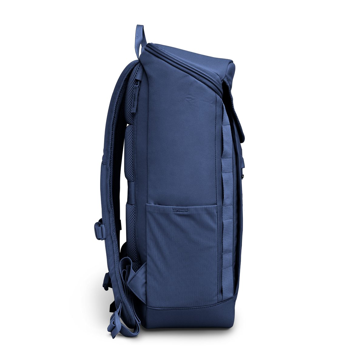 PRO PACK Rucksack in deep ocean (dunkles Marineblau) in Seitenansicht.