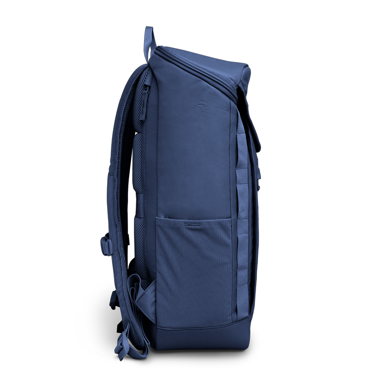 PRO PACK Rucksack in deep ocean (dunkles Marineblau) in Seitenansicht.
