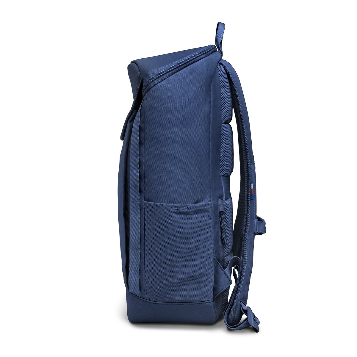 PRO PACK Rucksack in ocean blue (Marineblau) als Studioaufnahme in Seitenansicht.