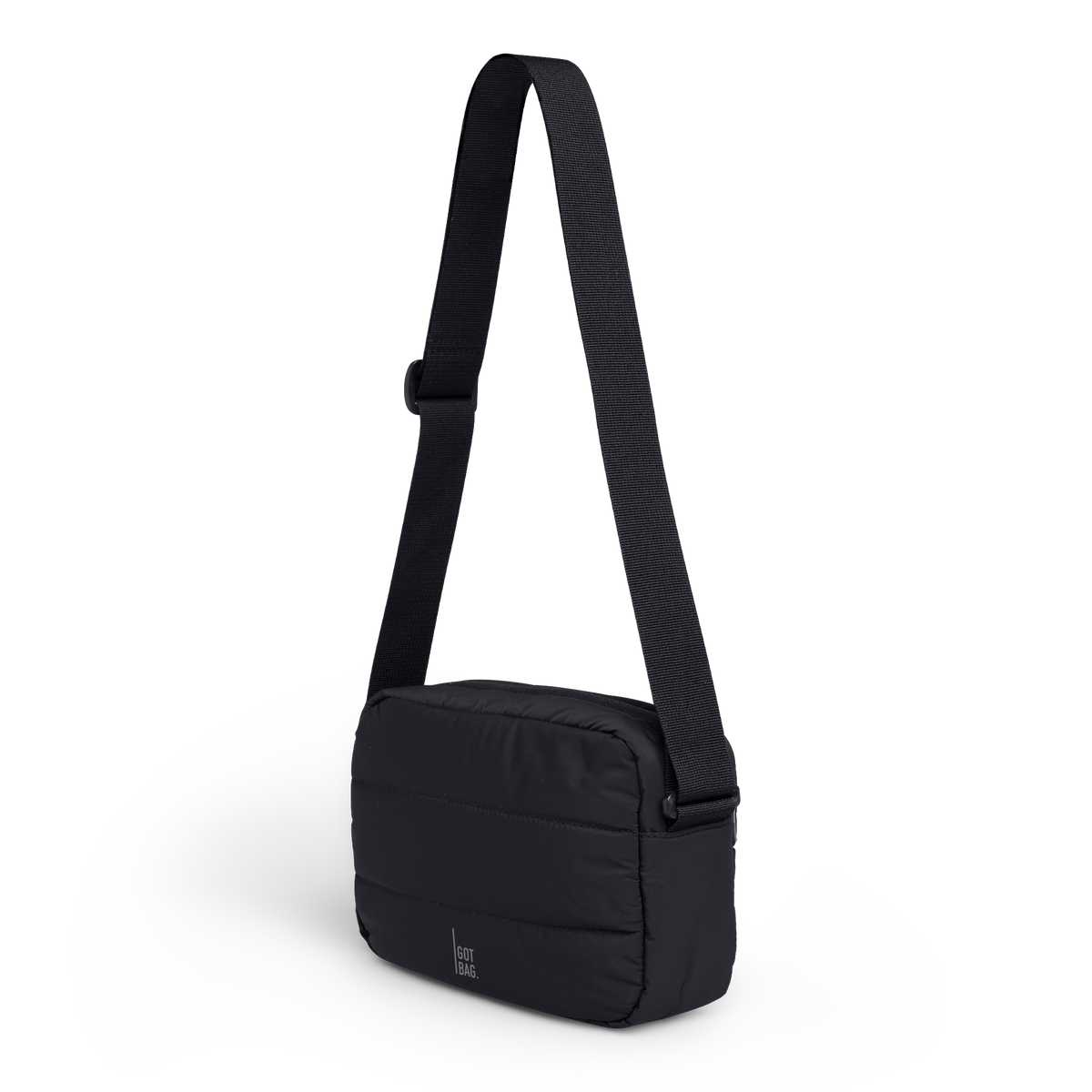 PUFFER CROSSBODY BAG Tasche in black (Schwarz) in diagonaler Ansicht.