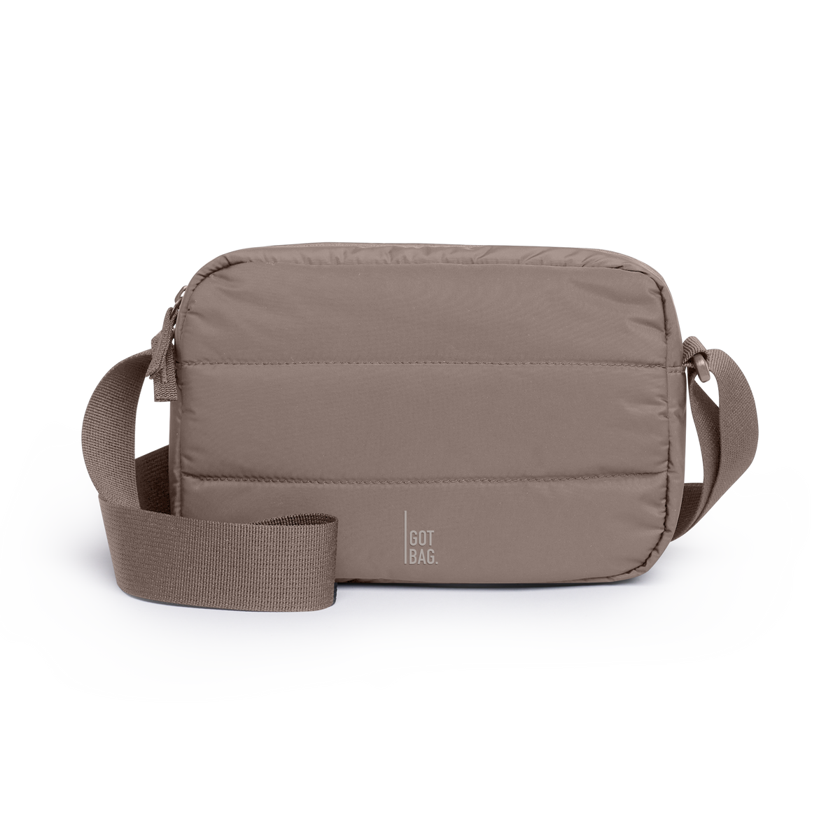 PUFFER CROSSBODY BAG Tasche in oyster (klassisches Taupe-Braun) als Studioaufnahme in Frontansicht.