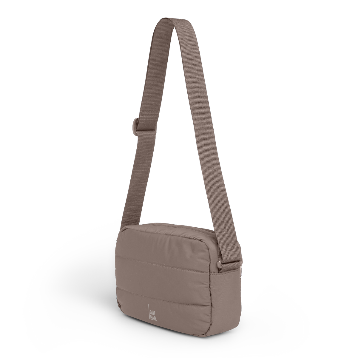 PUFFER CROSSBODY BAG Tasche in oyster (klassisches Taupe-Braun) als diagonale Ansicht mit Schatten.