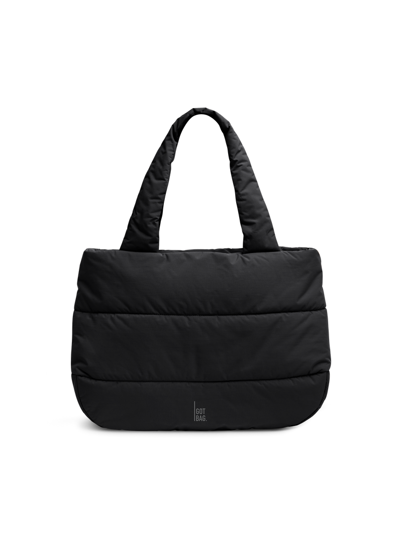 PUFFER HORIZON TOTE BAG Tasche in black (Schwarz) als Studioaufnahme in Frontansicht.