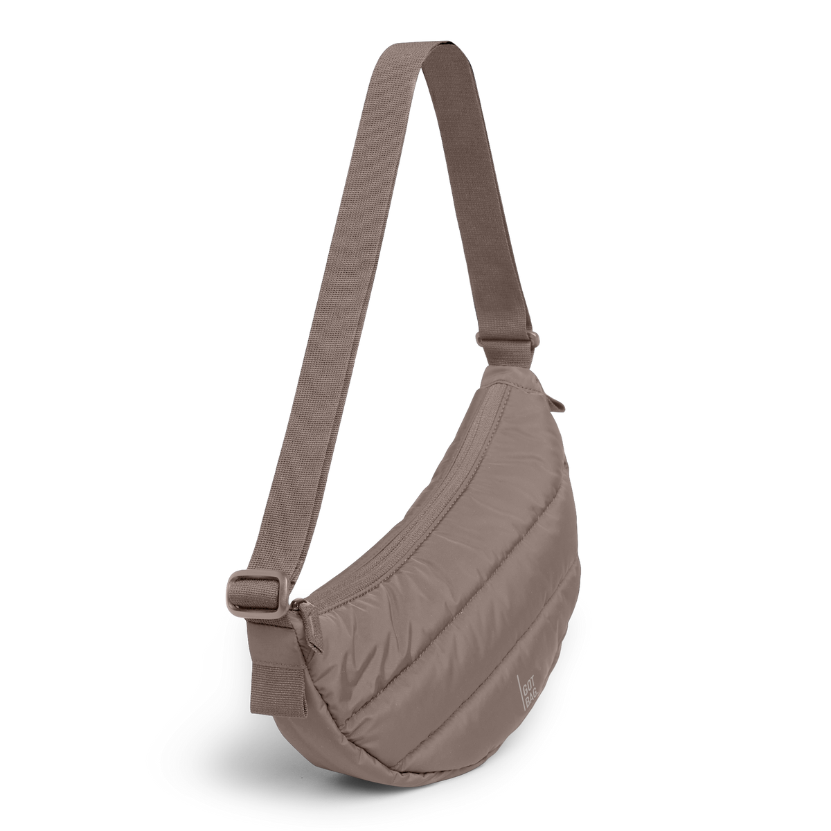 PUFFER MOON BAG SMALL Tasche in oyster (klassisches Taupe-Braun) als Studioaufnahme in diagonaler Ansicht.