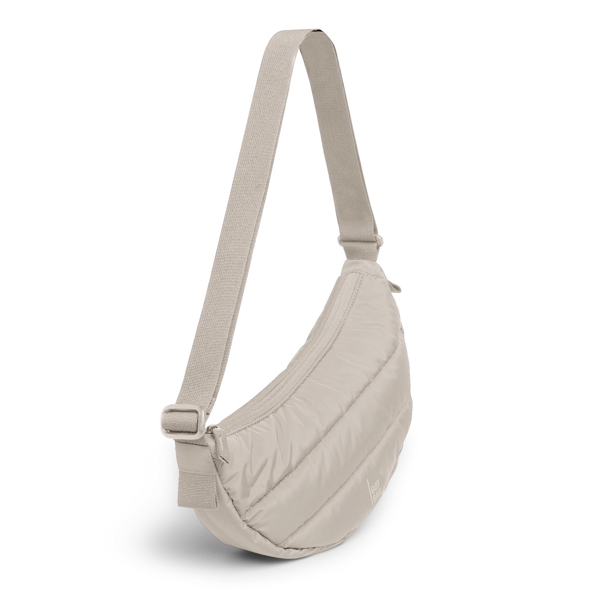 PUFFER MOON BAG SMALL Tasche in scallop (helles Beige) in diagonaler Ansicht mit GOT BAG Logo.